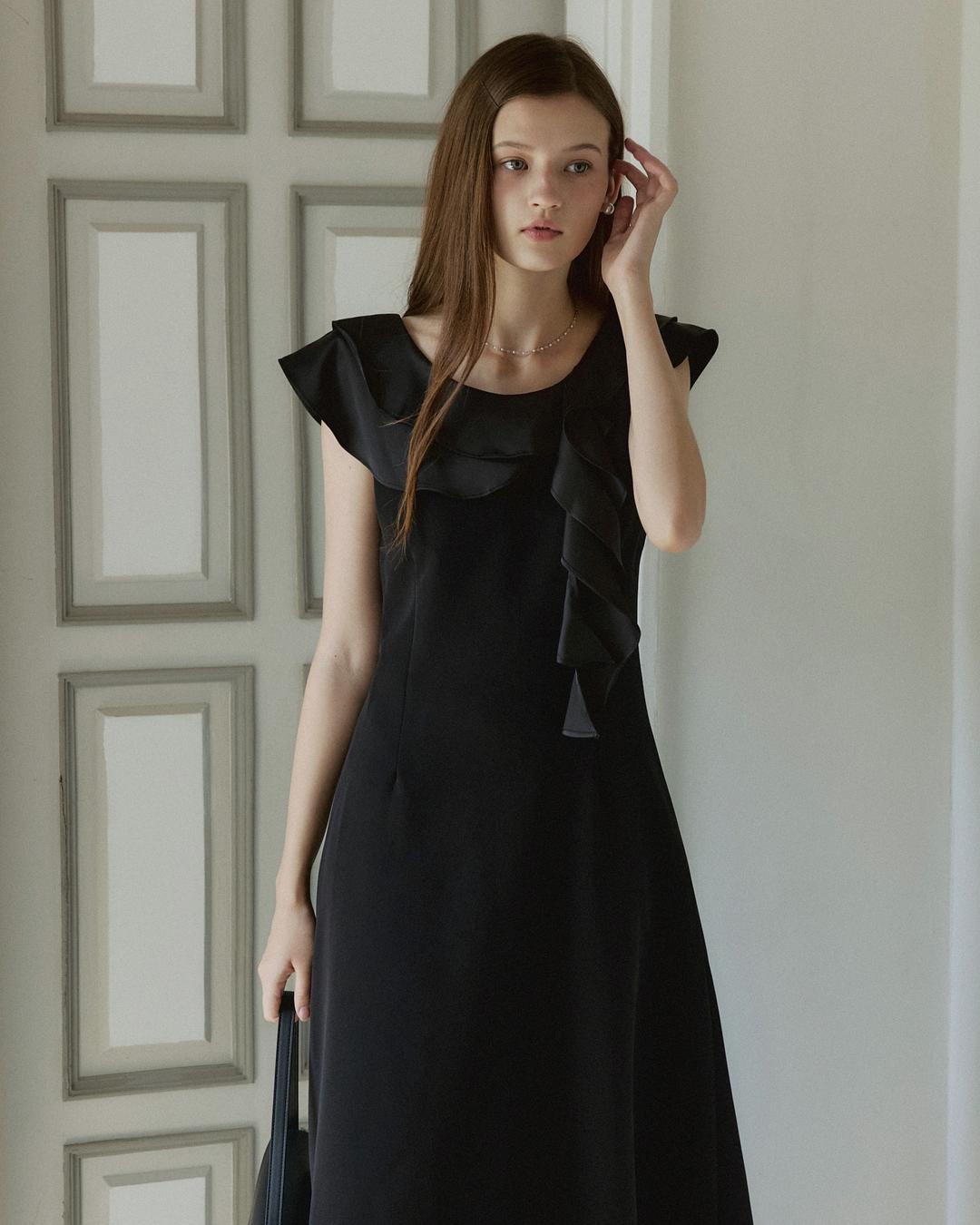 Wave ruffle line long dress - black