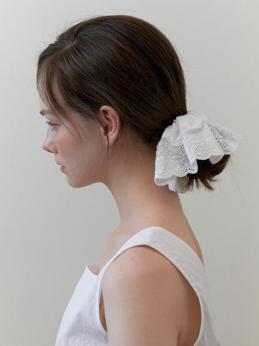 coco embroidery lace scrunch - white