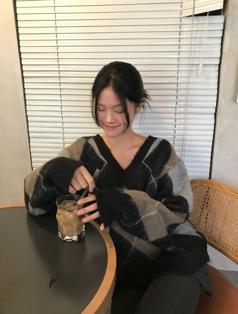 비쥬얼 아가일 브러쉬 니트 (2color)