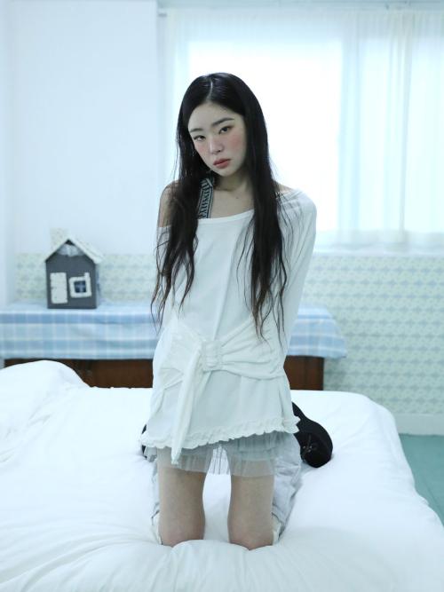 버클 오프숄더 티셔츠(화이트)