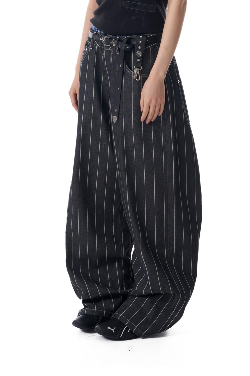 [6.12 예약배송] Striped Cinch Back Denim Pants (Black)