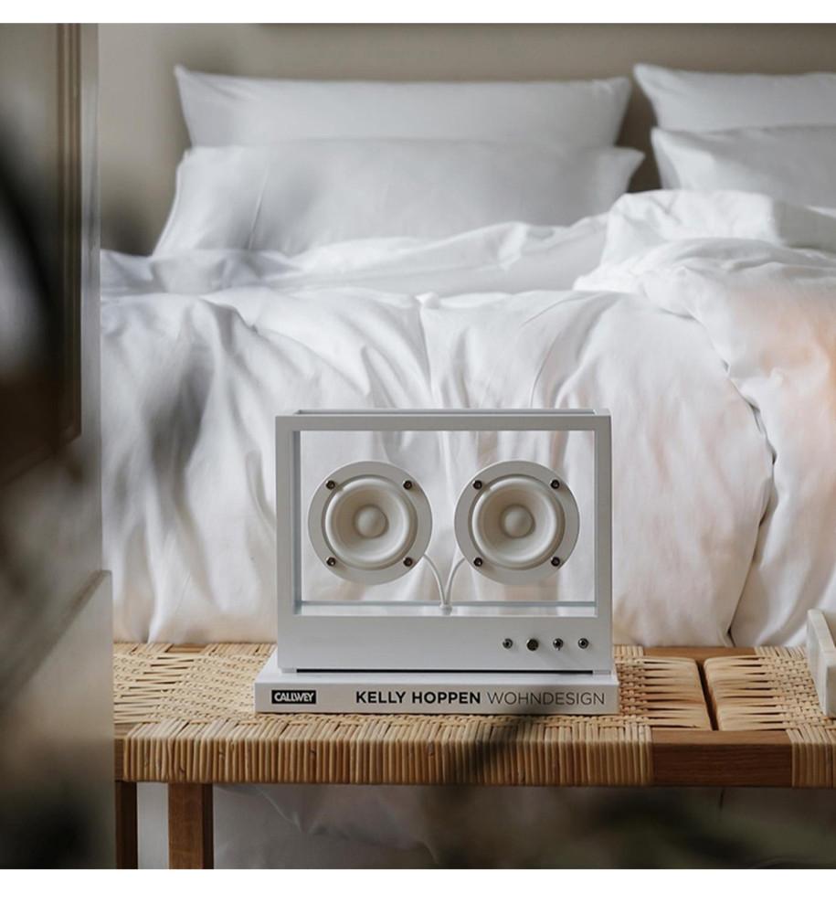 투명 스피커 트렌스페어런트 거실 인테리어