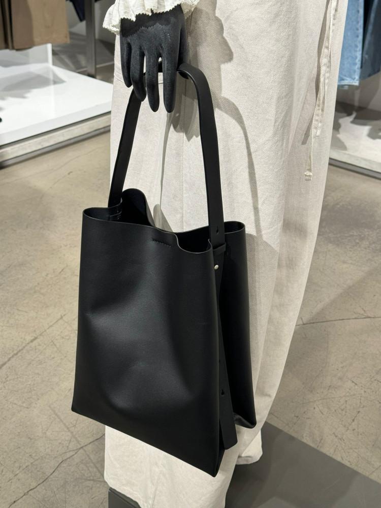 코스 가죽 토트백 블랙