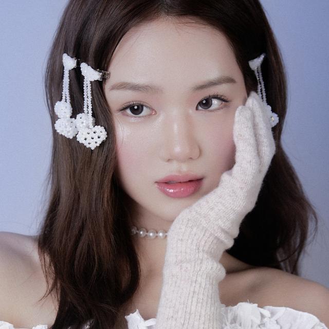 [YURIM X EIREVE] BEADED CRYSTAL CHERRY HAIRCLIP (SNOW WHITE)