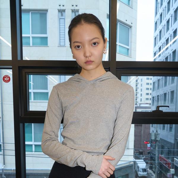 Soft Slim-Fit Cropped Hoodie (Gray)