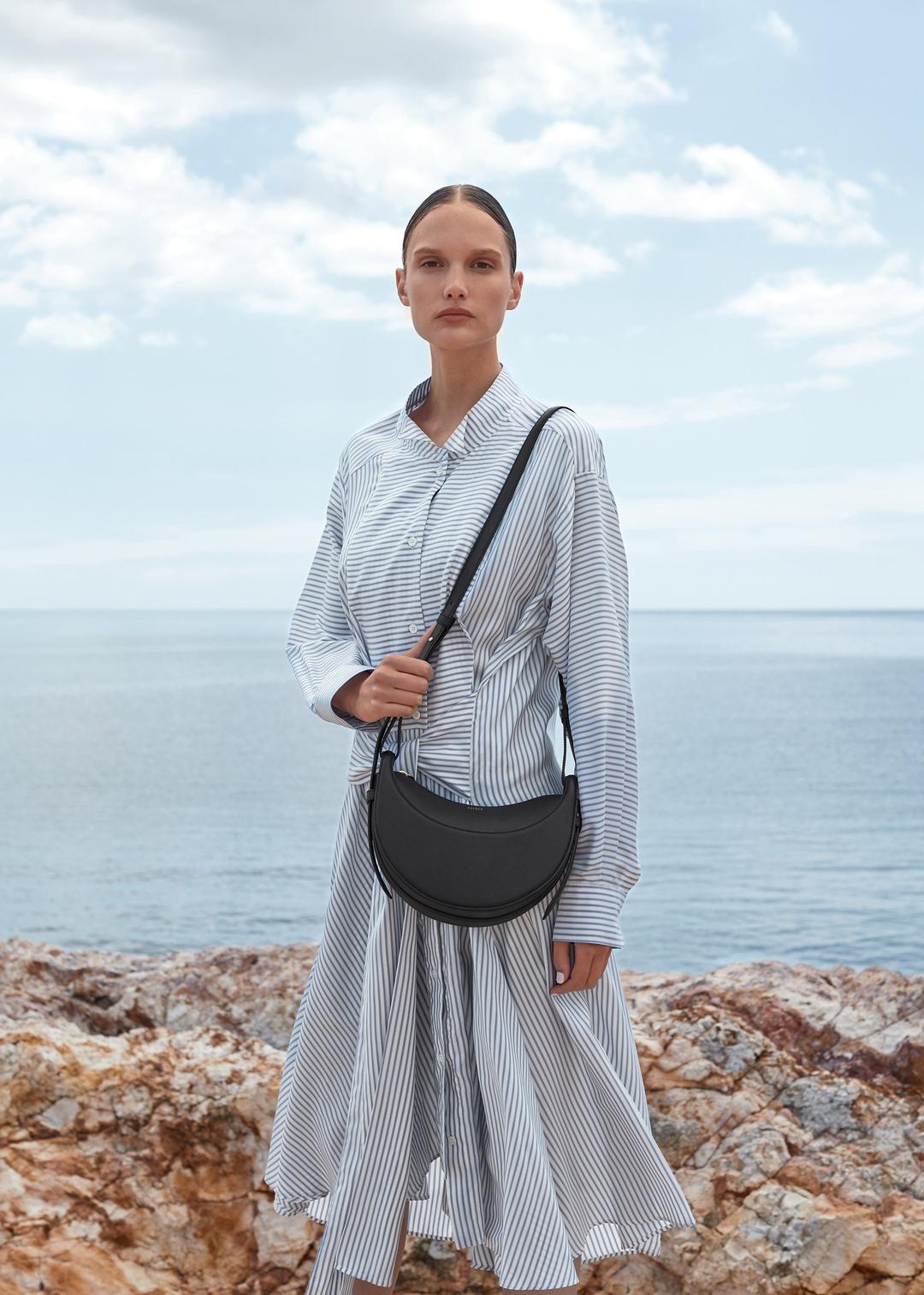 NUMBER TEN – 모노크롬 블랙 텍스쳐드 레더