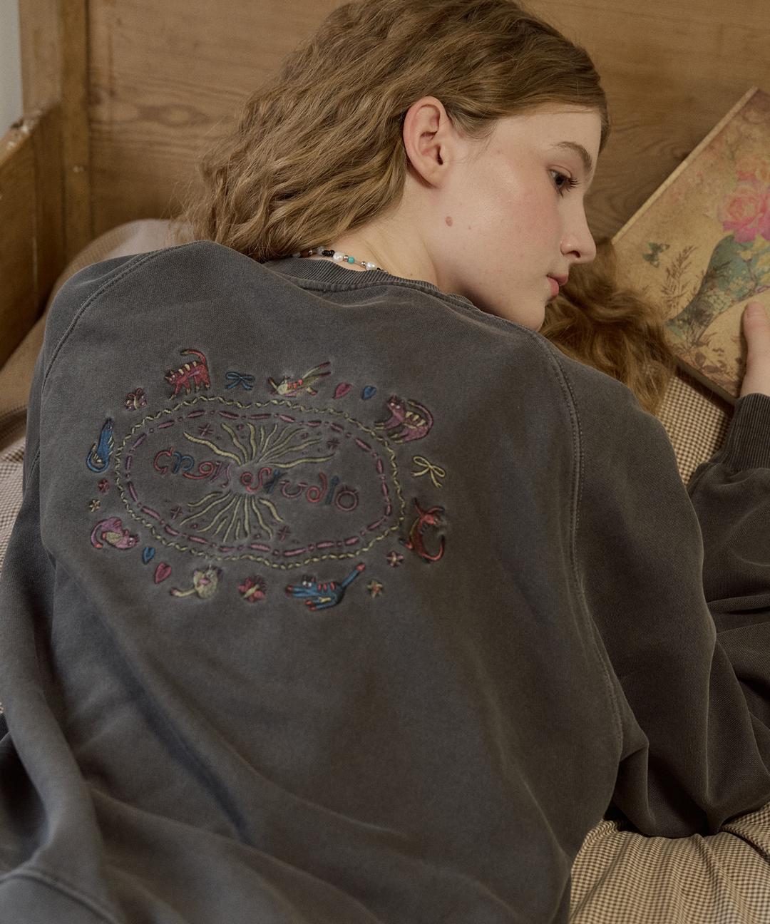 캣 스티치 레글런 피그먼트 맨투맨 스모크블랙