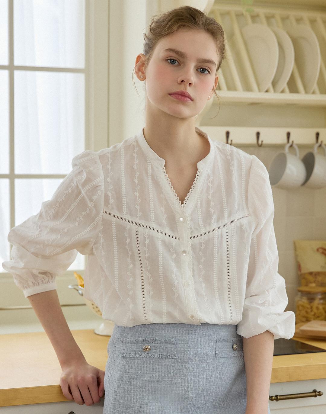 브이넥 펀칭 레이스 블라우스 - White