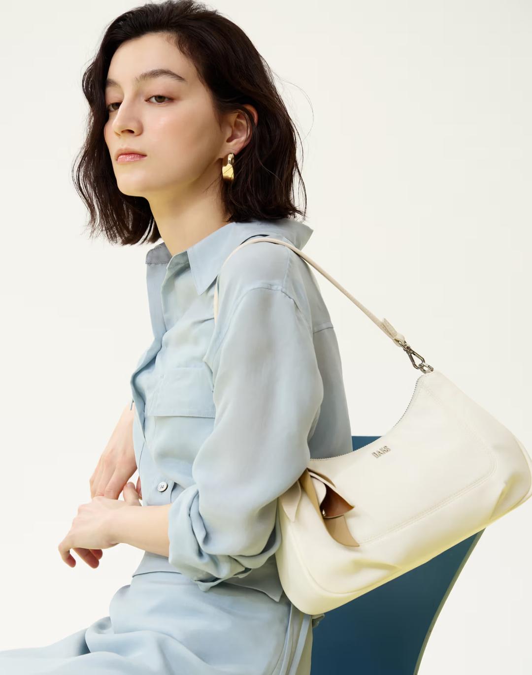 [LF몰단독][MISTY FLOWER] 아이보리 플라워 참장식 나일론 숄더백