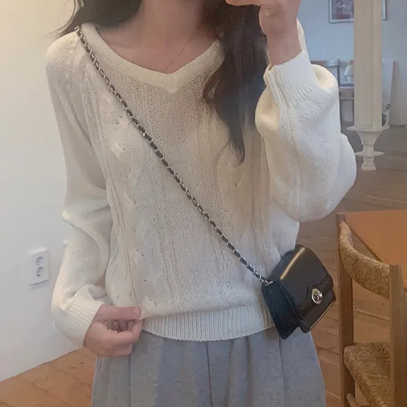 [어깨부각없는🫧/최저가🔥] 캐츠 브이넥 여리여리 케이블 니트 (3color)