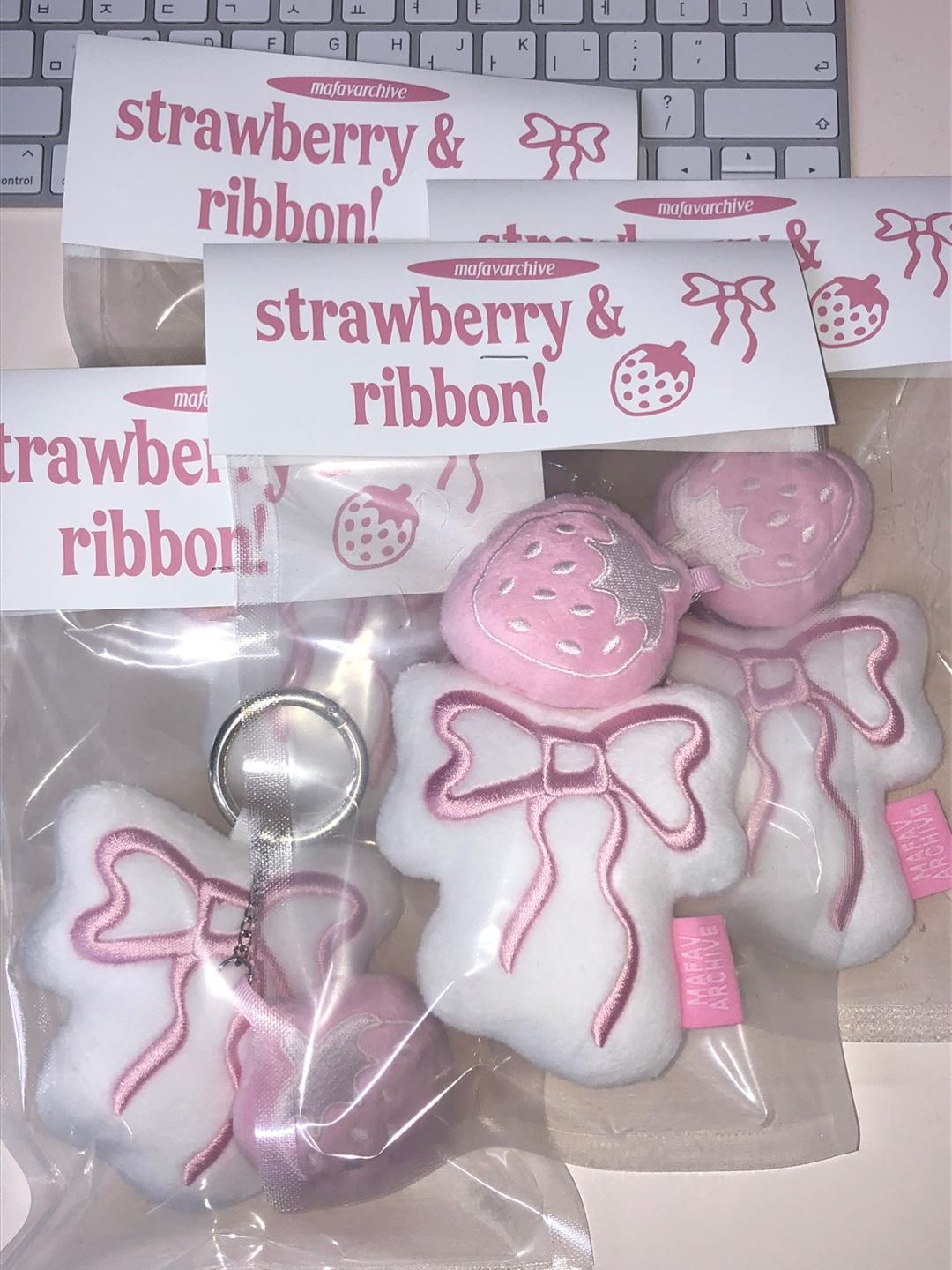 [4차] strawberibbon key chain (3 type)