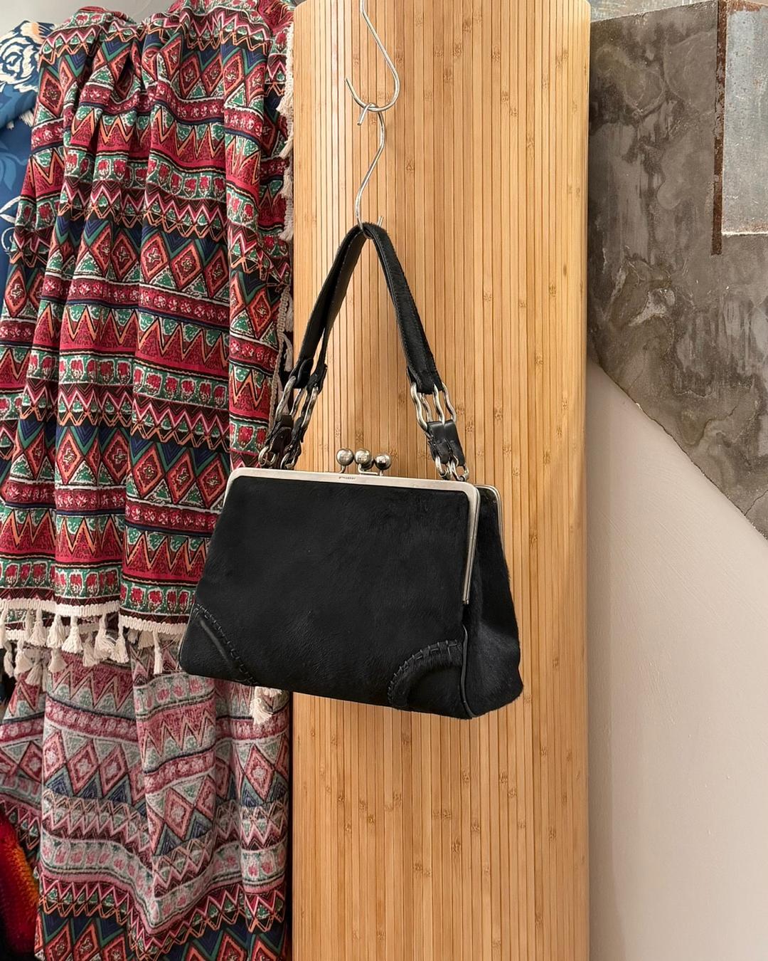 버버리 블랙 헤어칼프 볼 클로저 숏 스트랩 숄더백