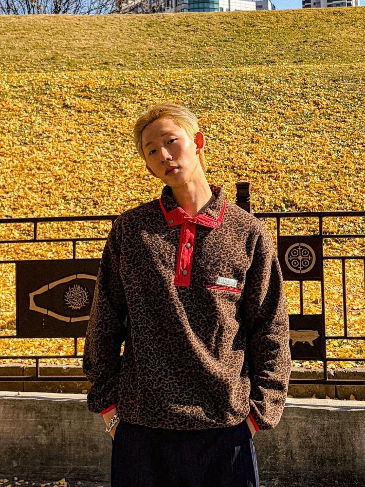 [2nd Restock 12/17(수) 순차 배송]  백로고 하프스냅 풀오버 후리스 레오파드