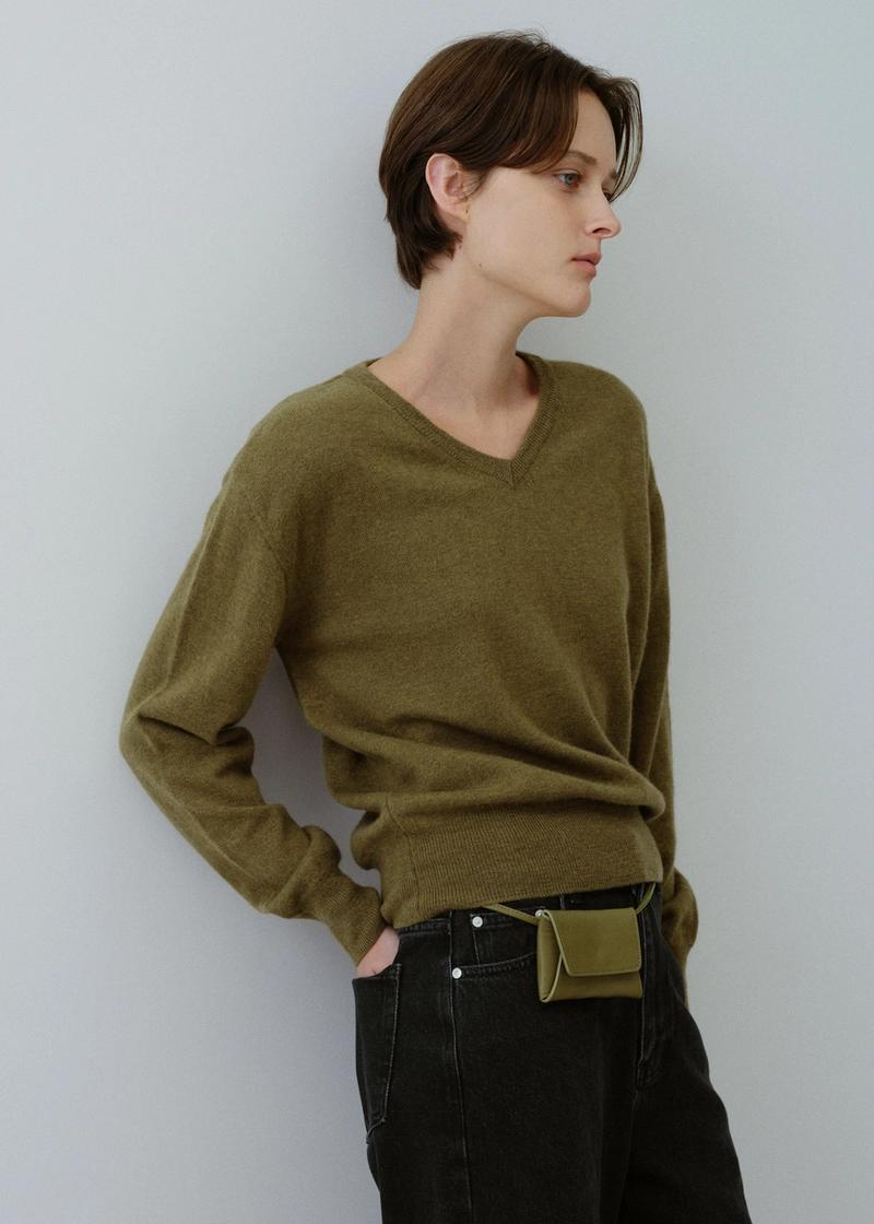 BLUE BRICK - [2차] Basic wool v-neck knit (olive)