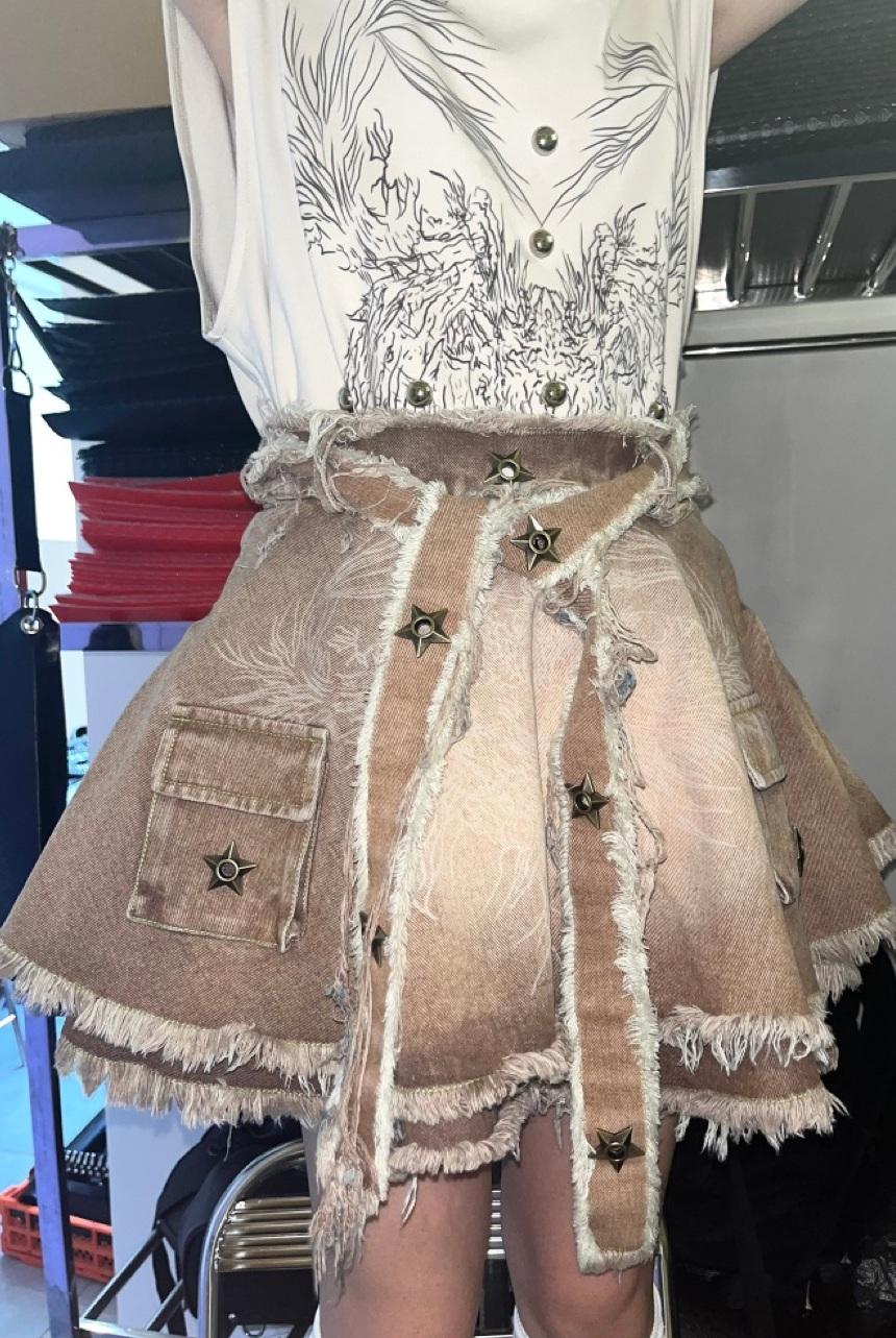 Elyoya distressed star pleated strappy skirt