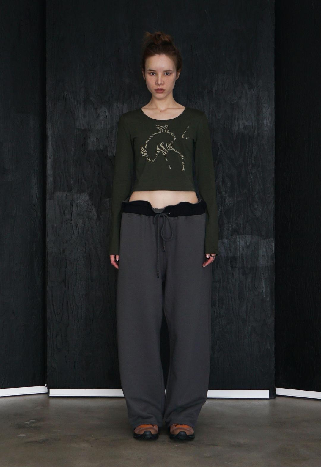 에보니 크롭 긴팔 티셔츠 (카키) | 루앱