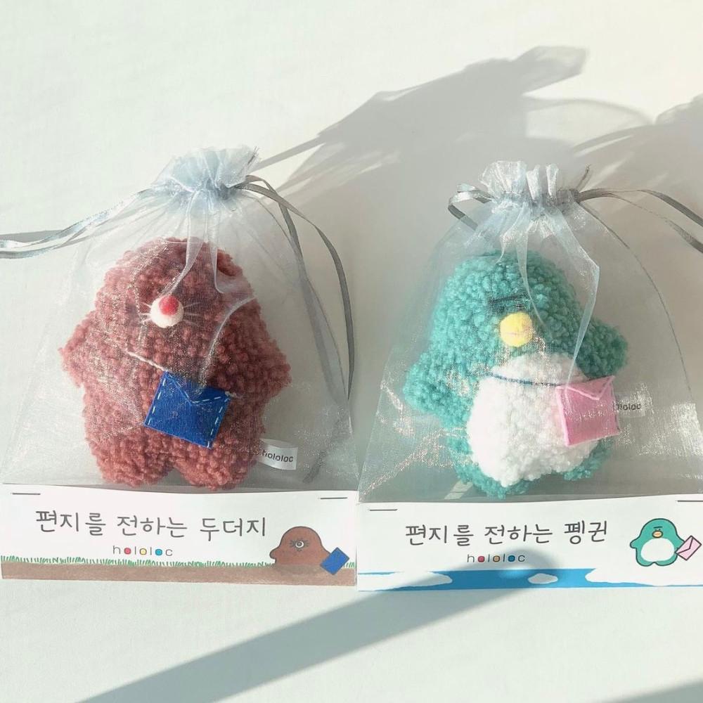 [호로록] 편지를 전하는 두더지와 펭귄 인형키링 /핸드메이드인형 : 코지데이지 스토어