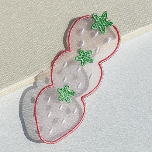 딸기 자수 책갈피