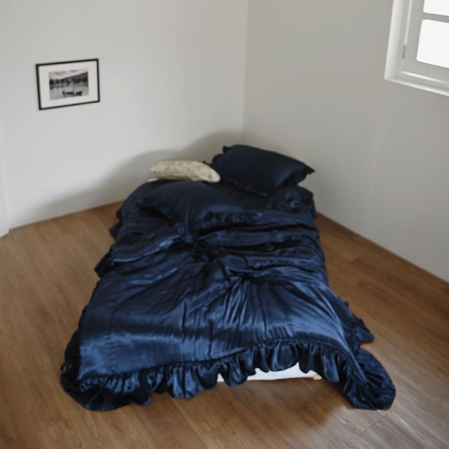 Deep Navy 새틴 프릴 차렵이불