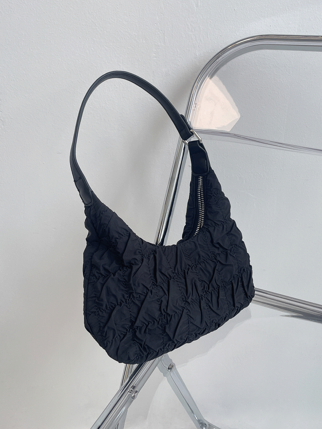 Wrinkle shoulder bag (black)