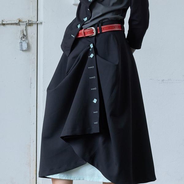 BUTTON LONG FLARED SKIRT / black