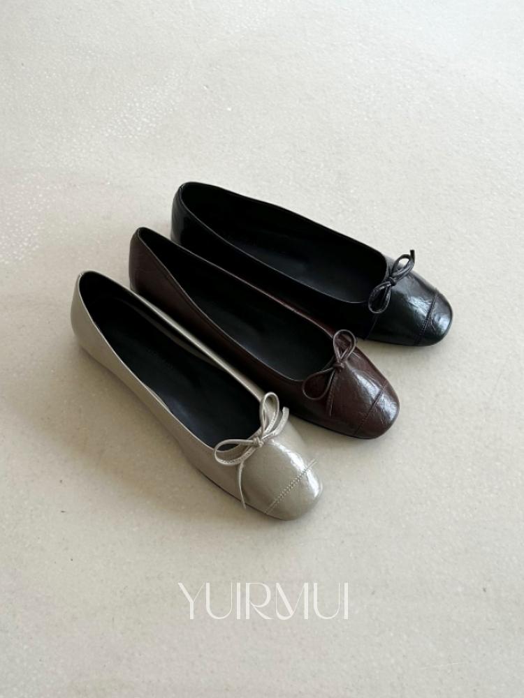 유이르무이 세잔 유광 리본 스퀘어 플랫슈즈 1cm