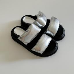 수심 Two Strap Sandals(3 color) 스트랩 샌들 실버 패딩 힙한 슬리퍼