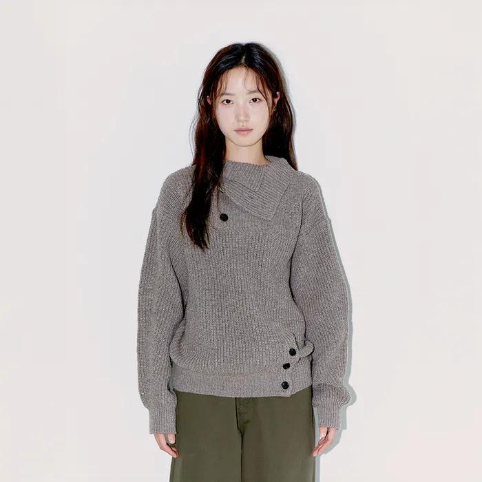 ASYMMETRIC TURTLENECK KNIT, BROWN
