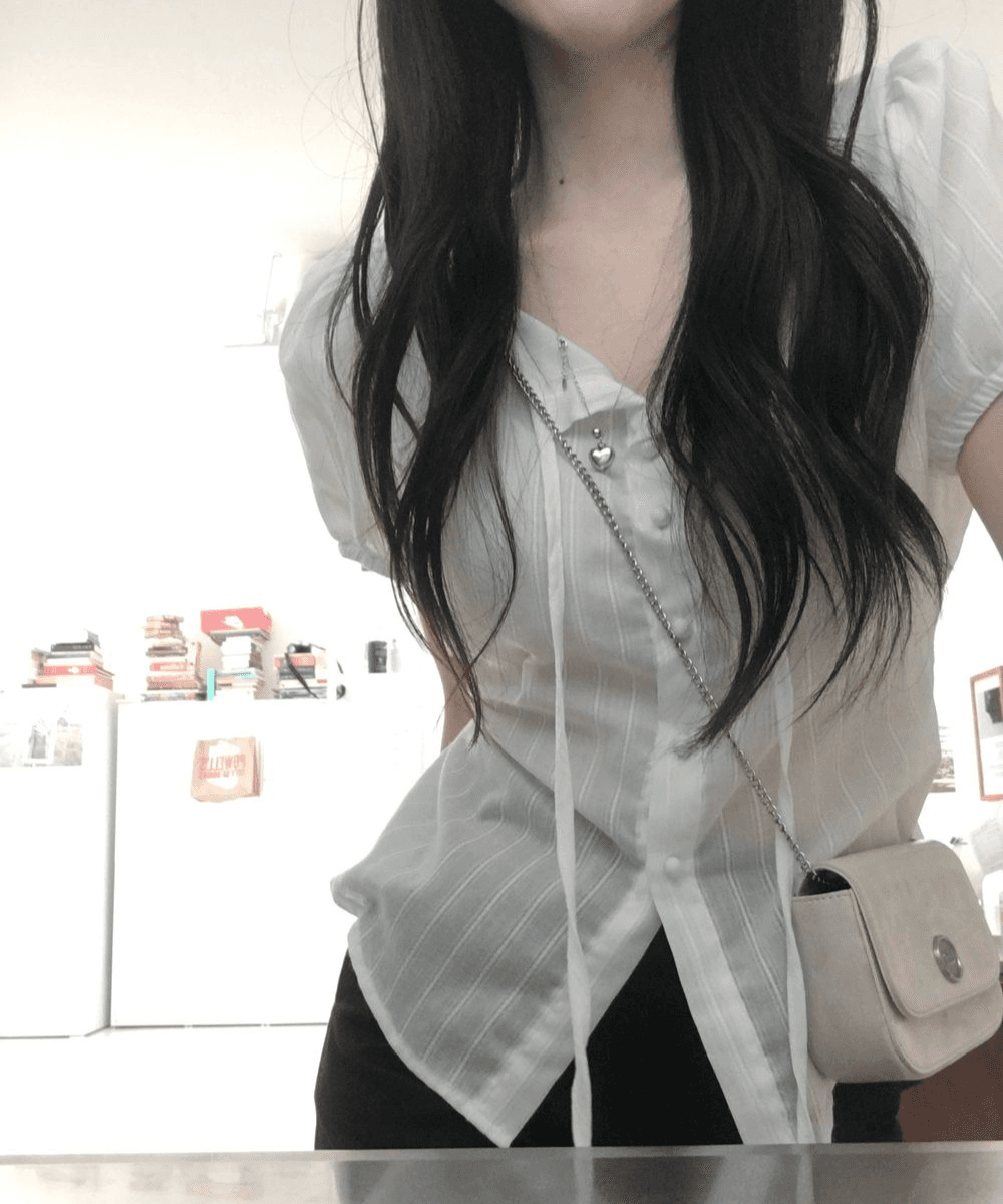 아모로소 [허리조절/잘록핏] 미노 펀칭 콩단추 퍼프 반팔 블라우스 (2color)