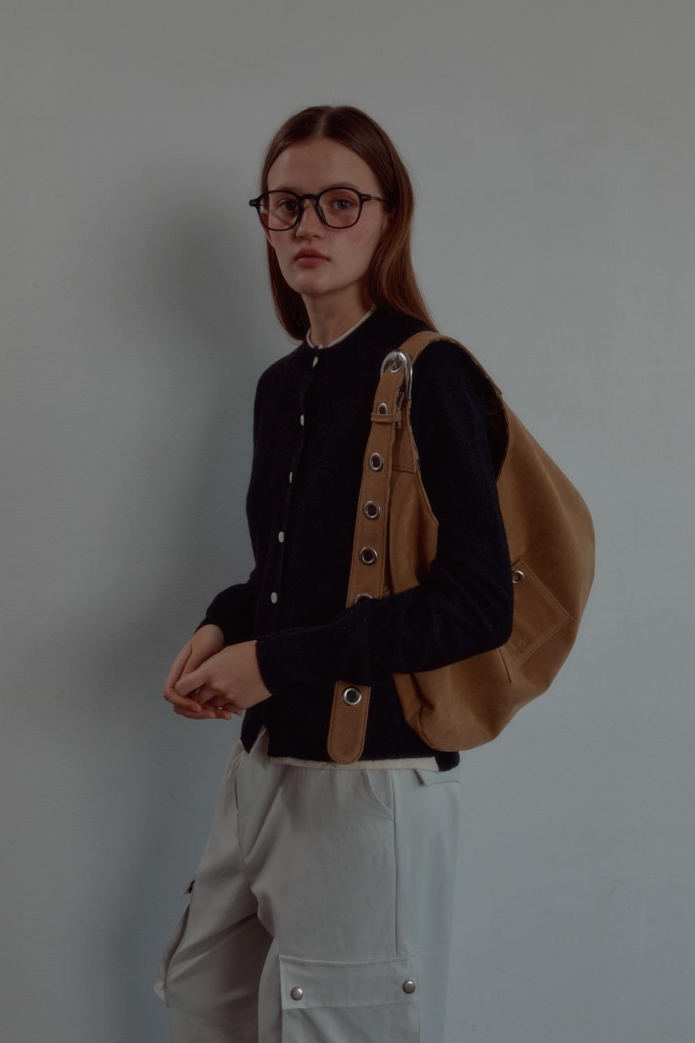 BUCKLE REVERSIBLE SHOULDER BAG_SUEDE BUTTER