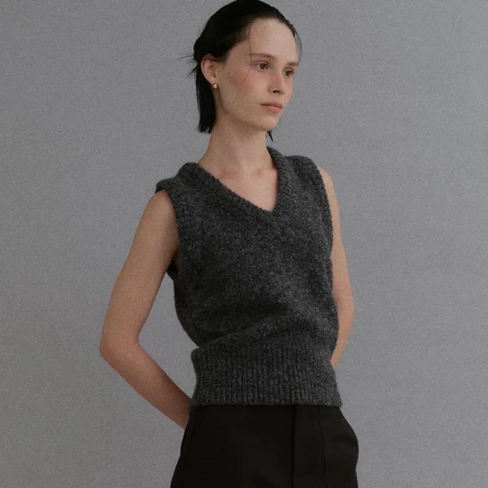 Wool V-neck knit vest_charcoal
