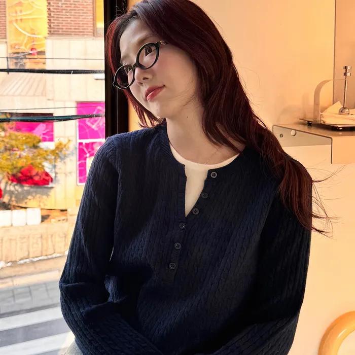 [노유진 pick] 레이어드 헨리넥 시그니처 케이블 니트 (네이비)