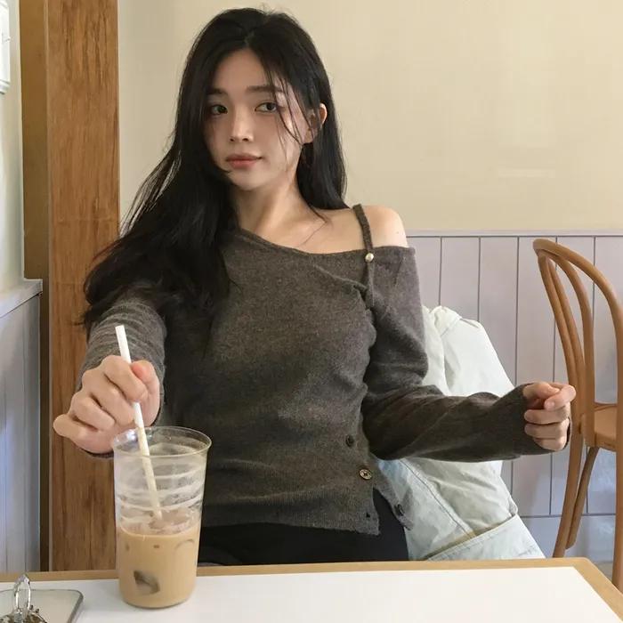 [여울 착용] comos 1264 button slit off-shoulder knit (brown)