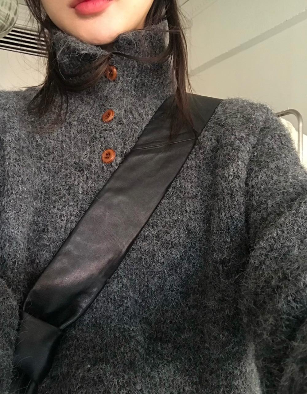 헬리 하이넥 버튼 KNIT