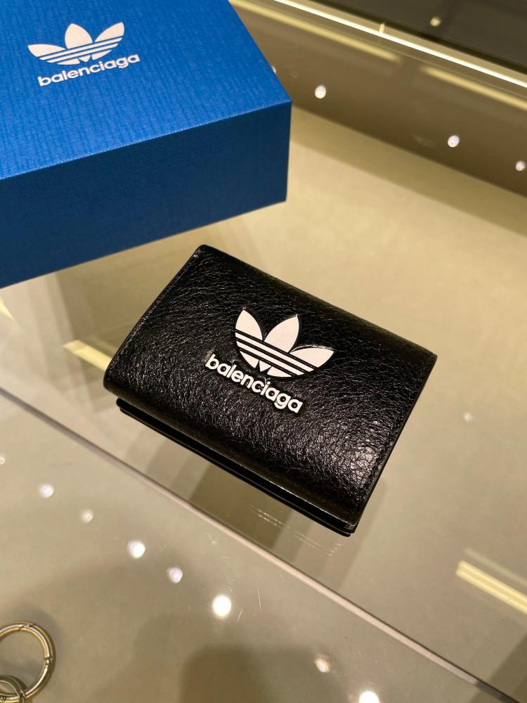 발렌시아가 X 아디다스 콜라보 램스킨 미니 3단 반지갑 721893 210M6 1091