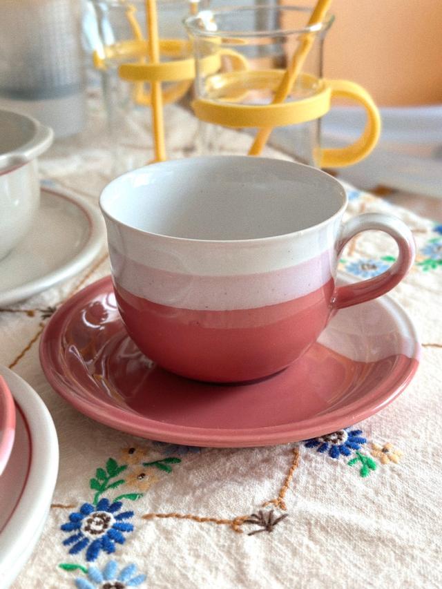 [중고] 스웨덴 핑크 톤온톤 컵&소서/Pink tone on tone cup&saucer