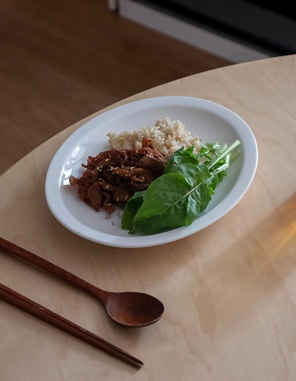 심플한 화이트 도자기 접시