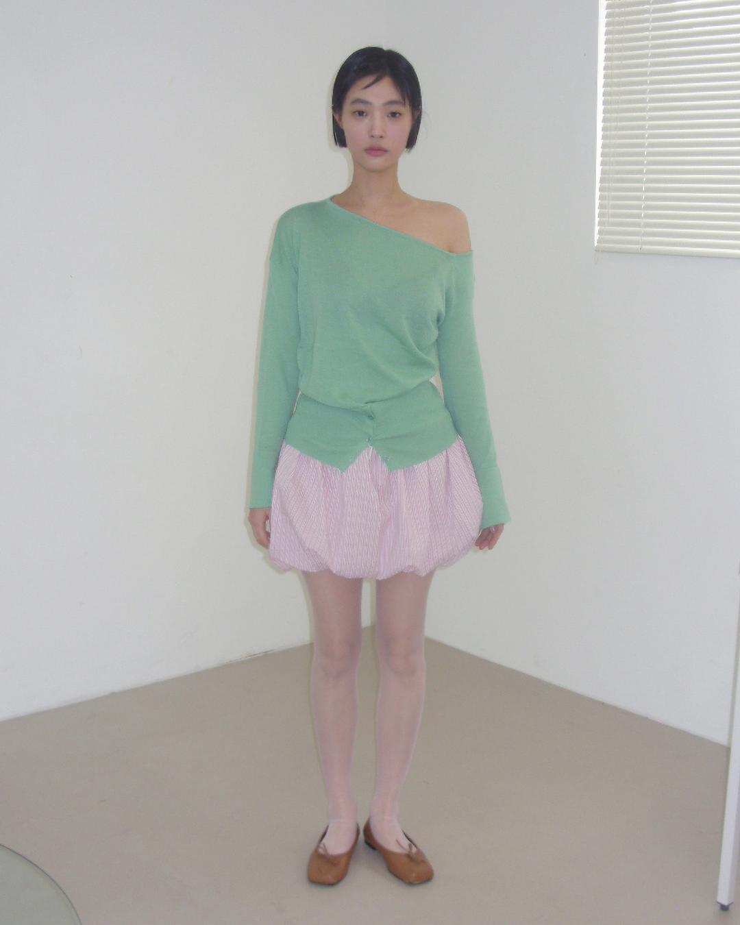 이알알 button one off-shoulder knit_green