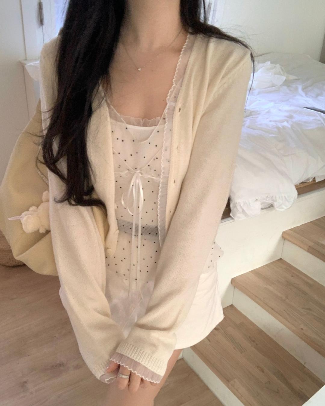 피네 [봄신상/레이어드/에겐룩/데이트룩/개강룩]아멜리 프릴 가디건 _ 피네