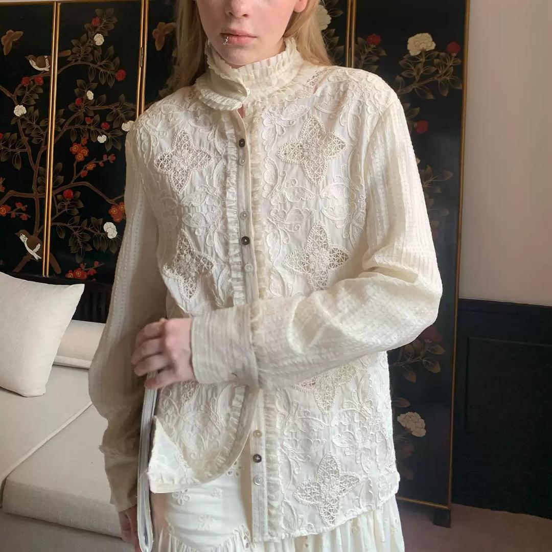 Les Fortes 레이스 셔츠 나비 자수 퍼프 슬리브 스탠드칼라 블라우스