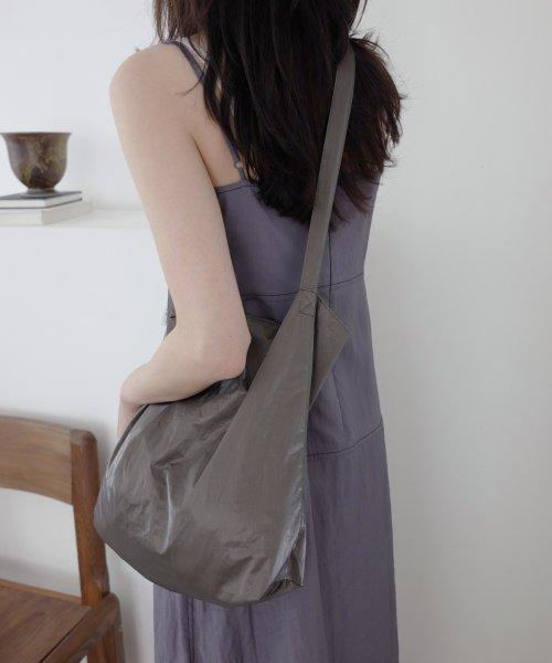Glossy shoulder bag (gray-brown)