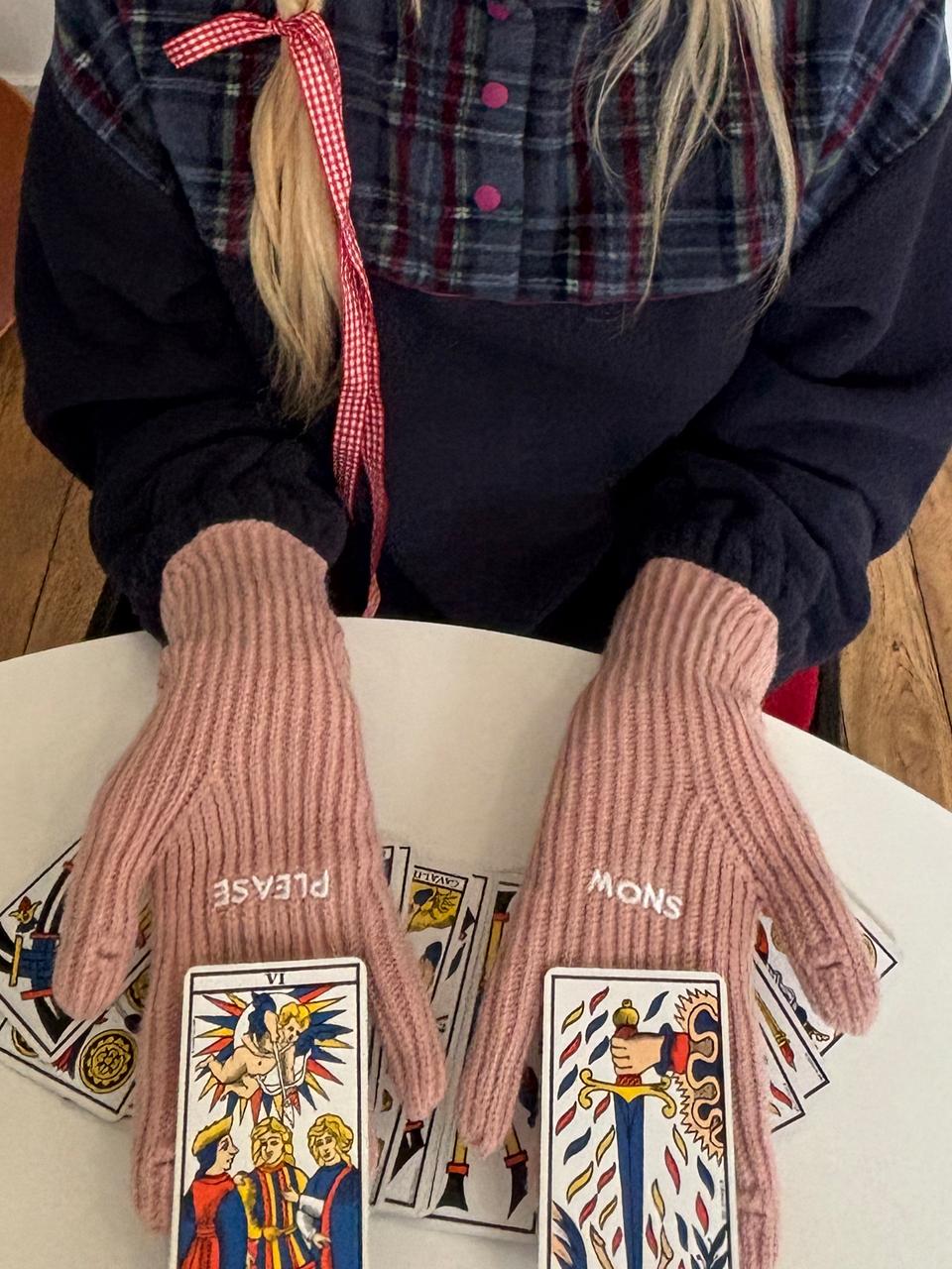 Snow Please Gloves_strawberry milk