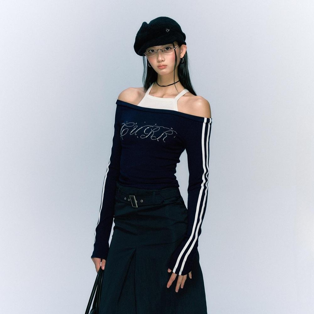 CURRIGES 오프숄더 큐빅 레터링 티셔츠 슬림 네이비 긴소매 탑