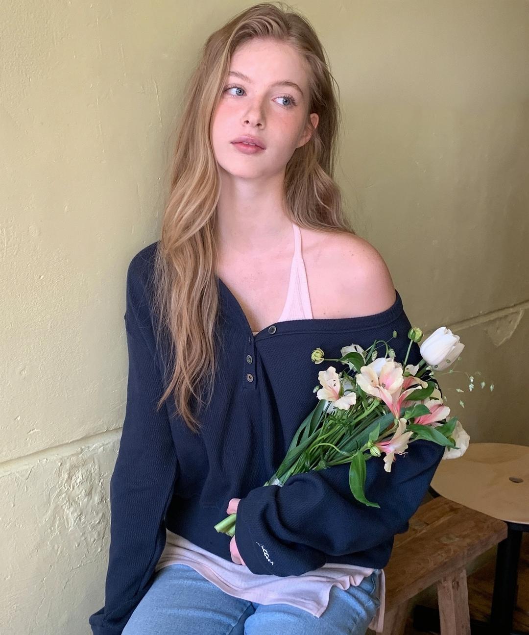 Letters V-Neck Waffle Sweatshirt (Navy)