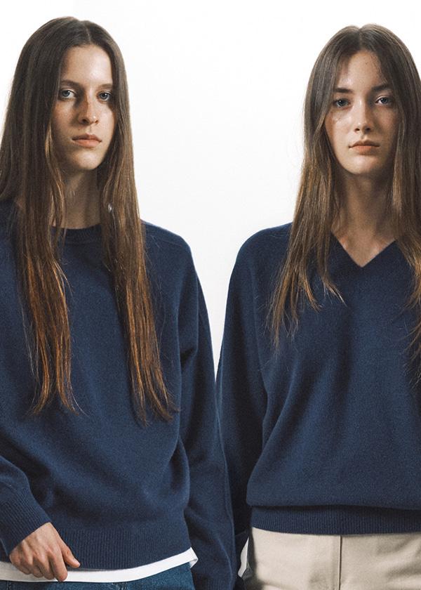 투웨이 넥 홀가먼트 니트탑_NAVY