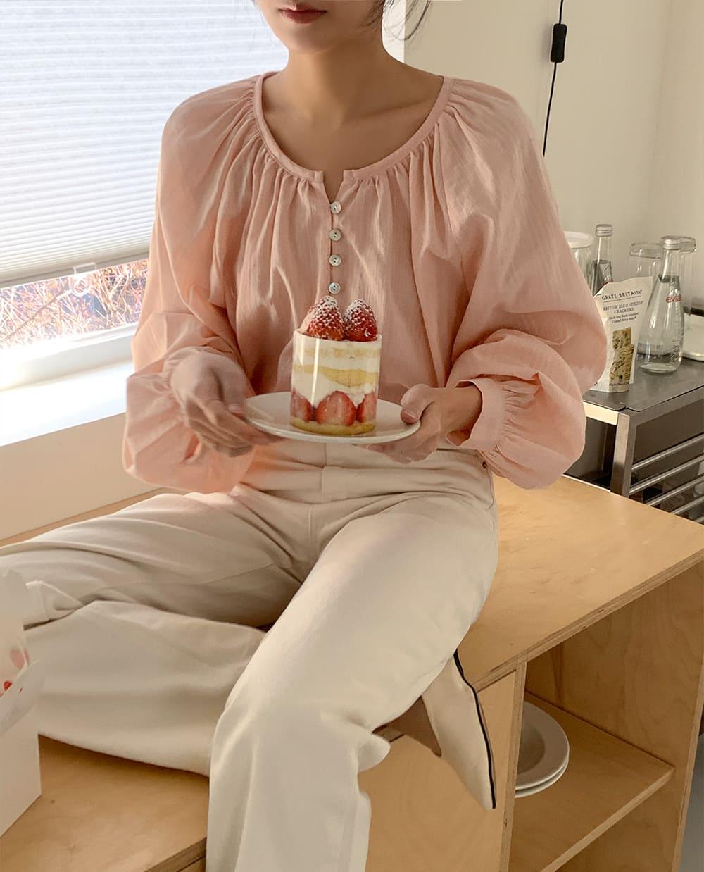 셔링 버튼 블라우스