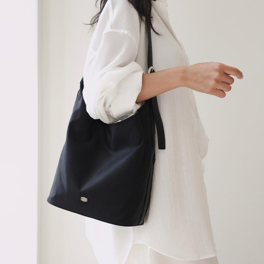 벨티드 나일론 버킷백