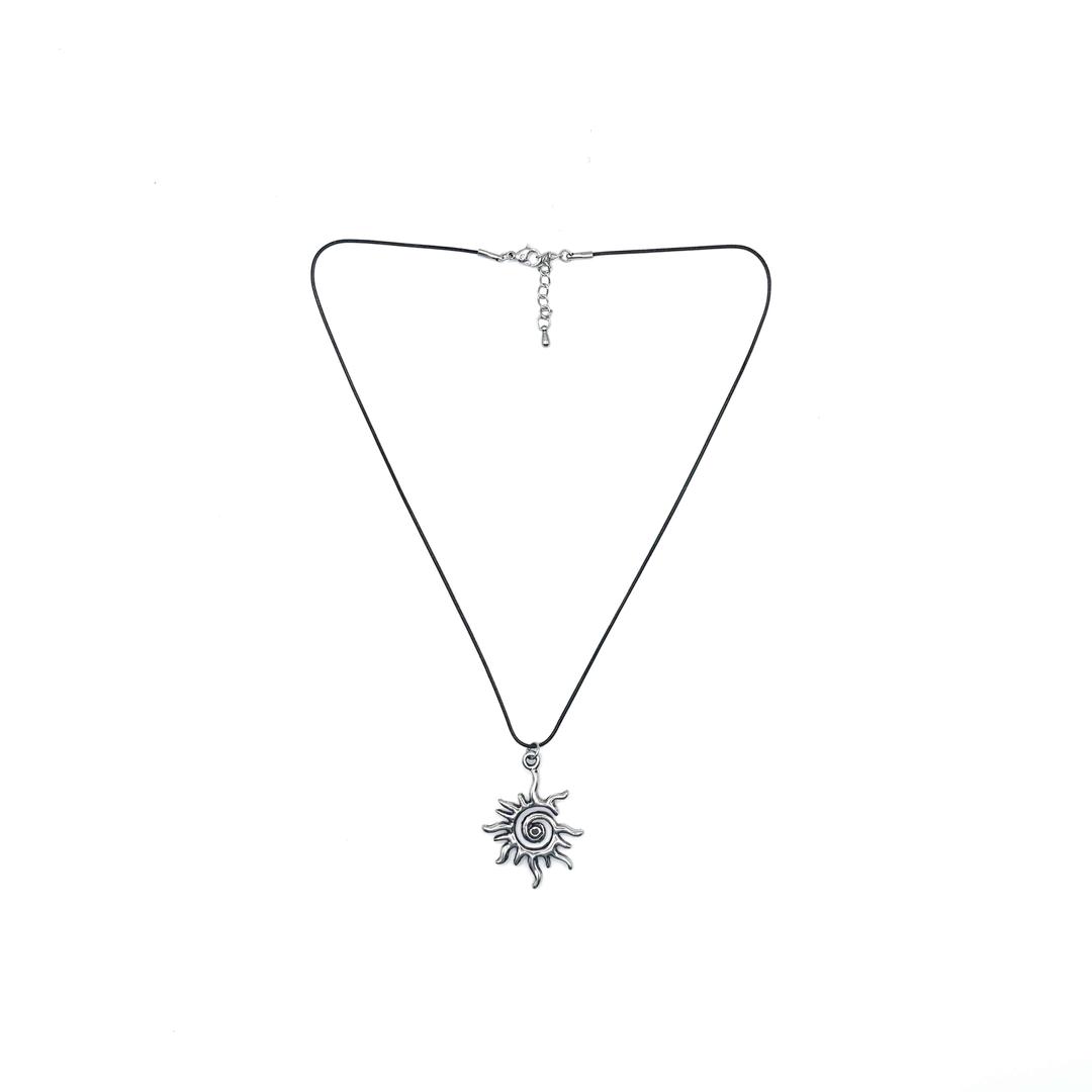 neeka-sun necklace (black/silver)