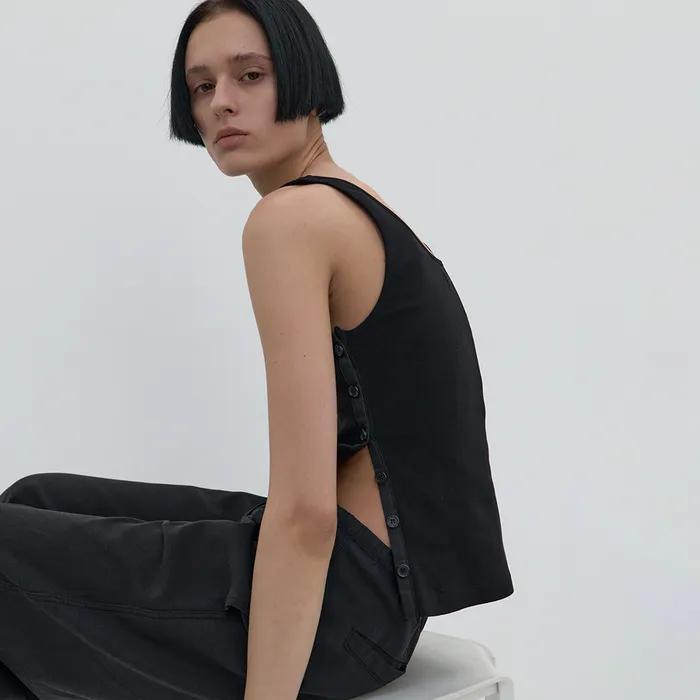 SIDE-BUTTON DETAIL SLEEVELESS TOP IN BLACK