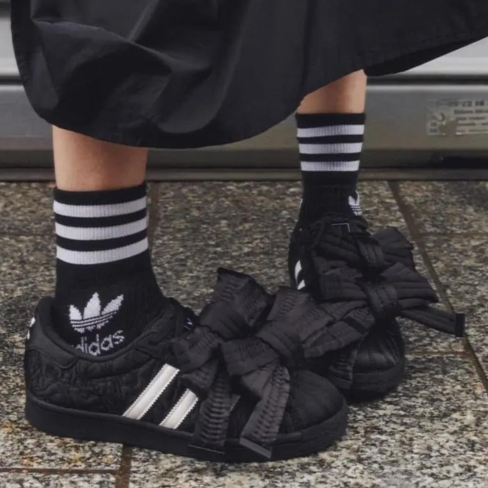 아디다스 CAROLINE HU 슈퍼스타 블랙 화이트 JR7978